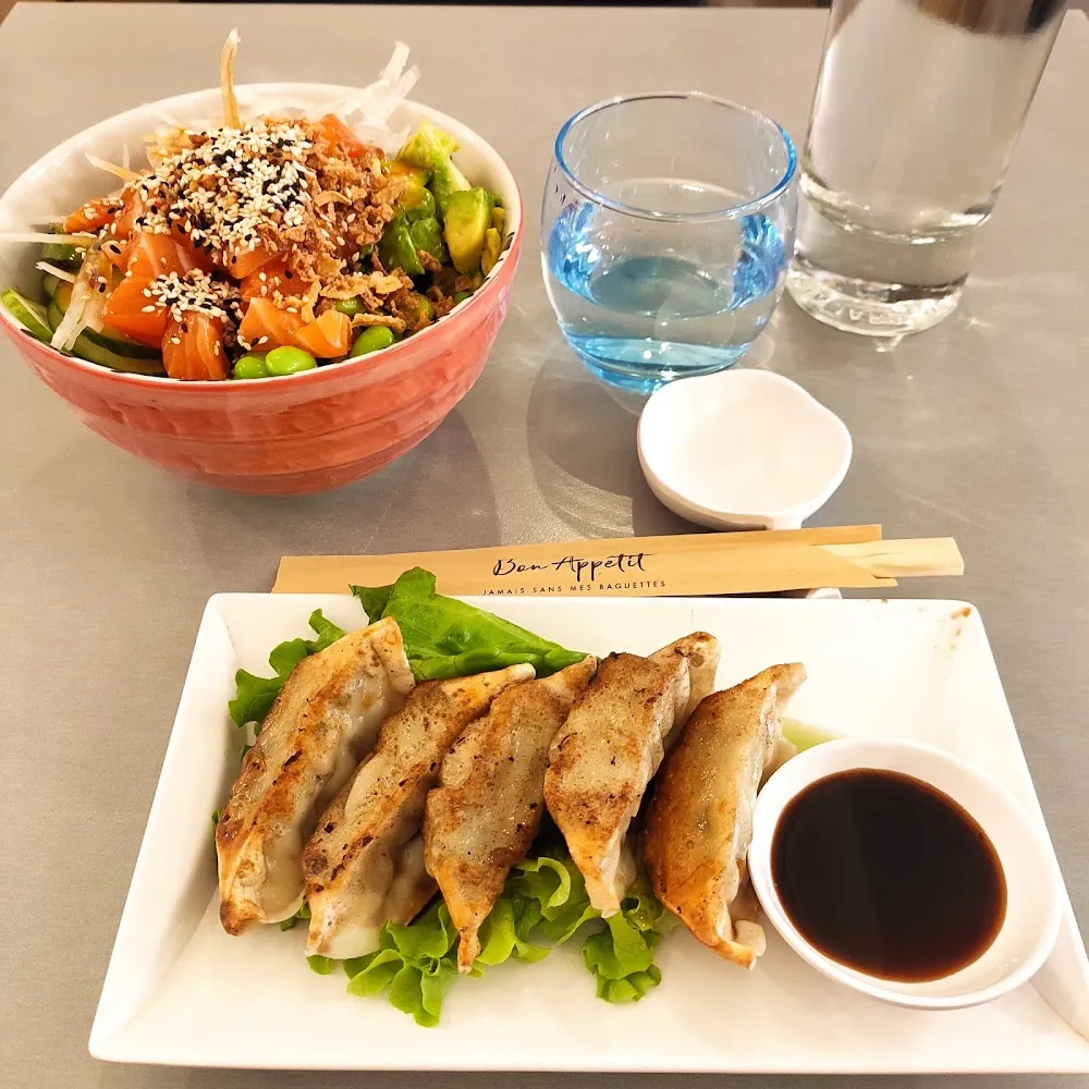 Gyozas Et Poké Saumon Sake
